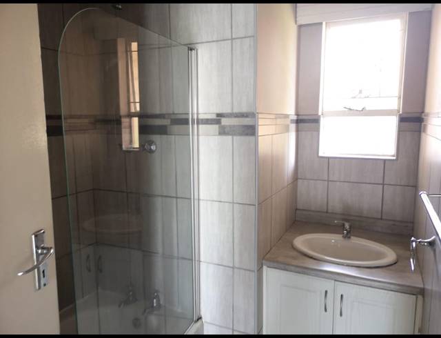 3 BEDROOM APARTMENT RENTED IN CLARENDON